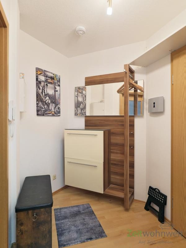 kleiner Wohnungsflur mit Garderobe