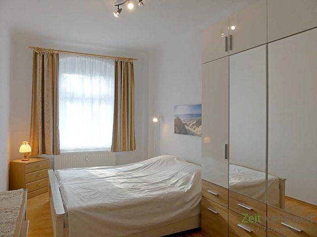 Schlafzimmer mit Kleiderschrank