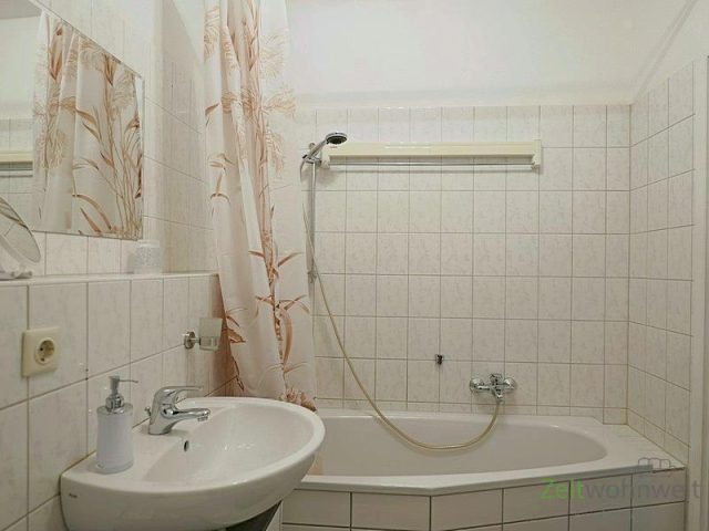 Badewanne mit Duschabtrennung