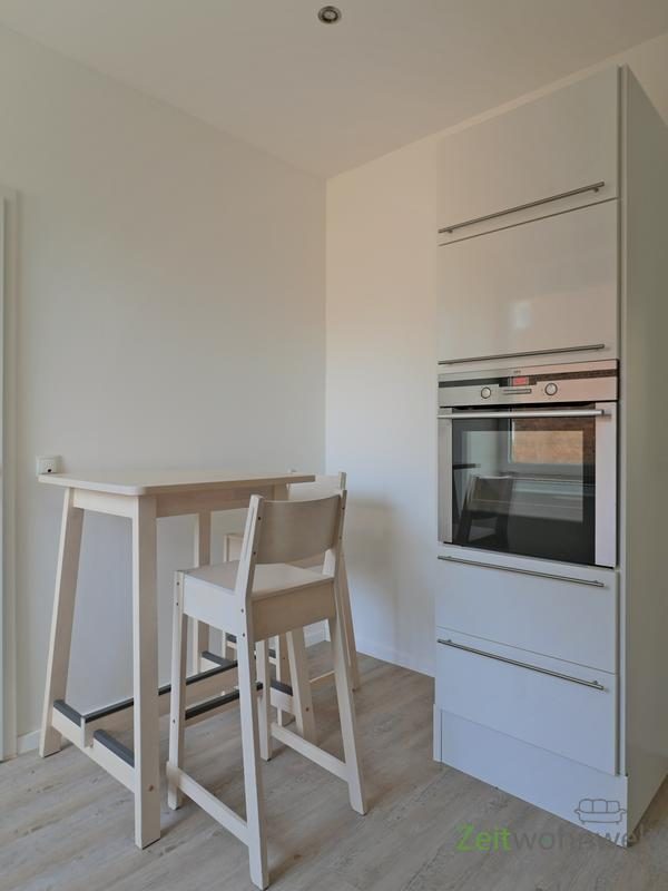 Esstisch und Backofen