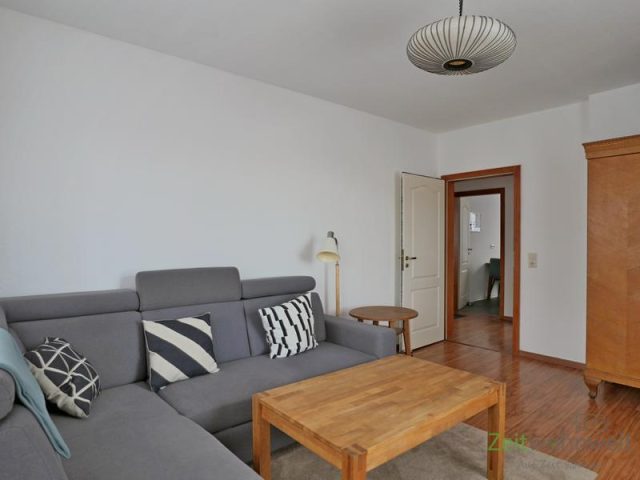 Blick zu Sofa und Tür