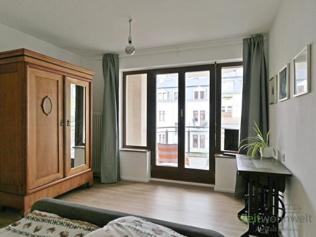 Schlafzimmerblick zum Balkon