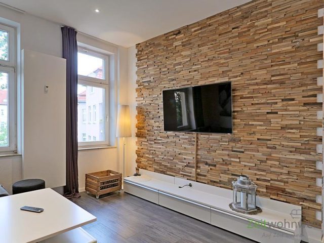 holzverklinkerte Wand mit TV