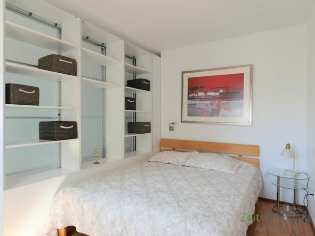 breites Bett im Schlafbereich