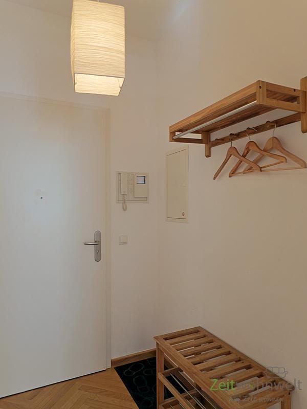 Wohnungsflur mit Garderobe