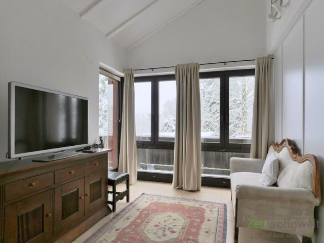 Sofa und TV mit Winteraussicht