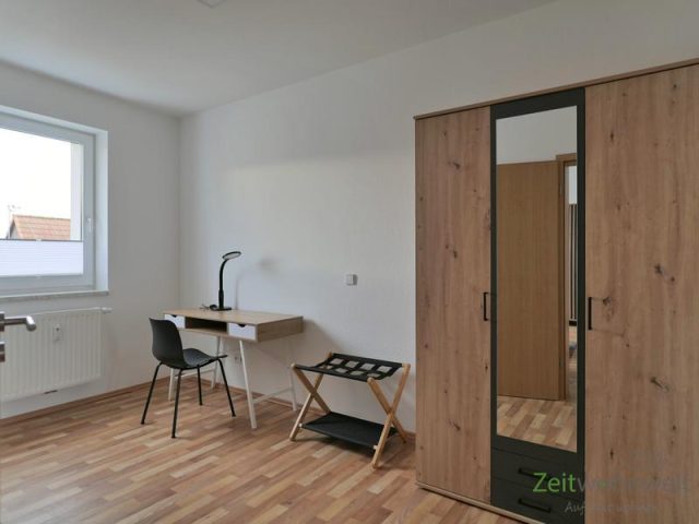 Kleiderschrank und Schreibtisch