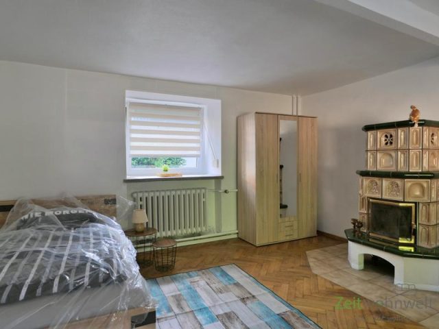 Kleiderschrank und Kamin, Zi 2