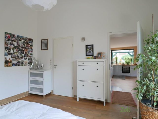 Kommode und Blick zum Bad