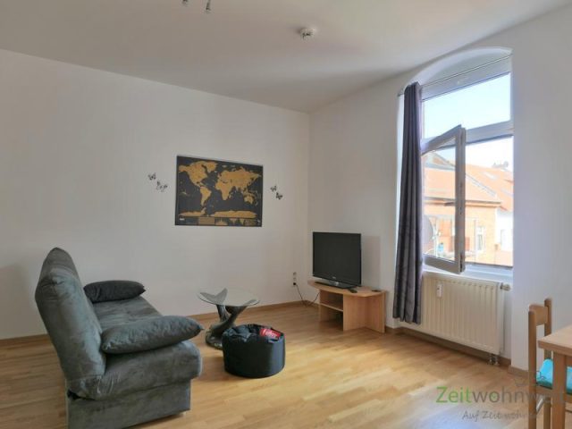 Sofa und TV im Wohnzimmer