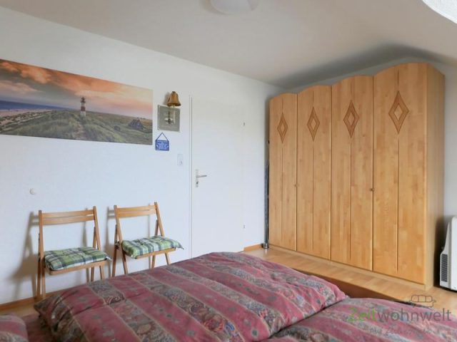 großer Schlafzimmerschrank
