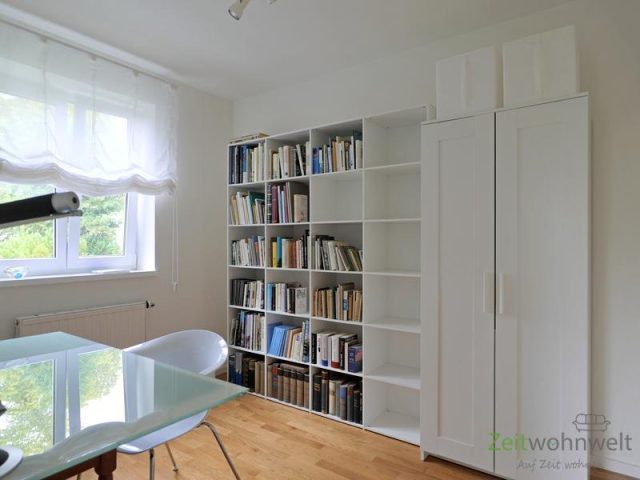 Kleiderschrank (rechts) im Arbeitszimmer
