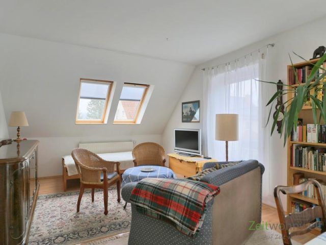 Blick ins Wohnzimmer mit TV