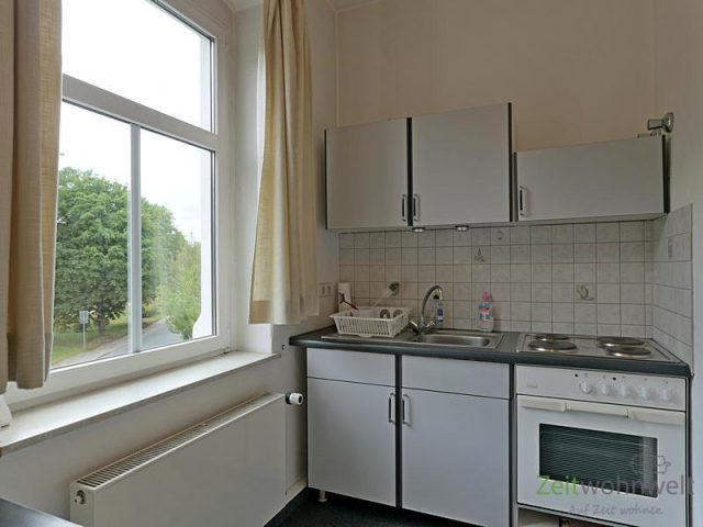 separate Küche mit Fenster