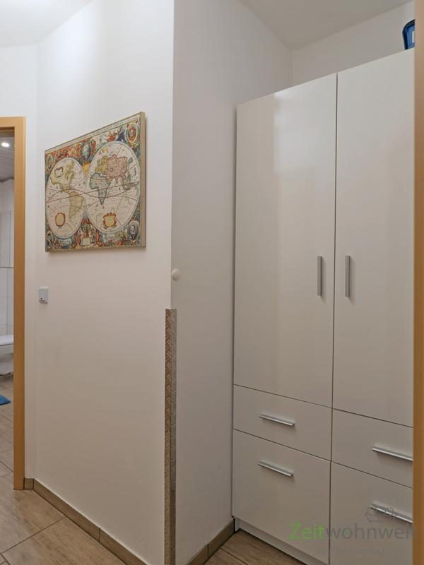 kleiner Flur mit Garderobenschrank