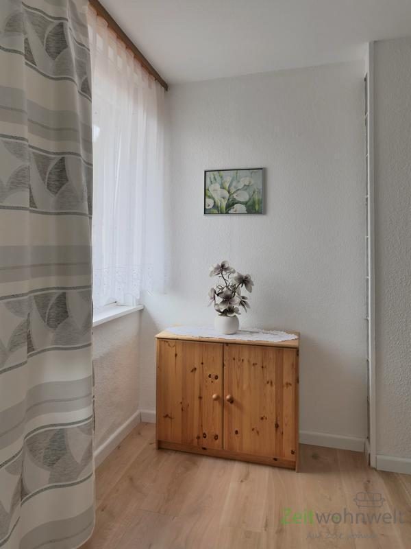 Kommode vor der Wohnung