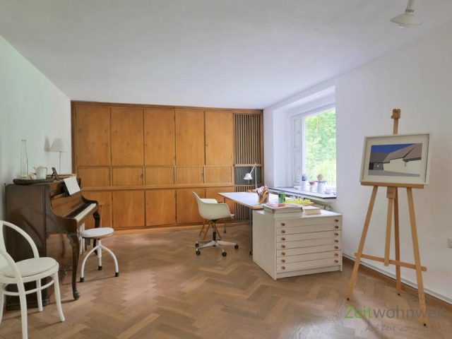 Arbeitstisch und Klavier