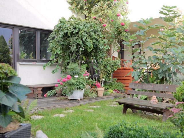 Gartenbereich mit Bank