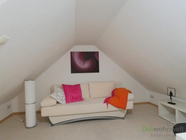 kleines Sofa im Spitzboden