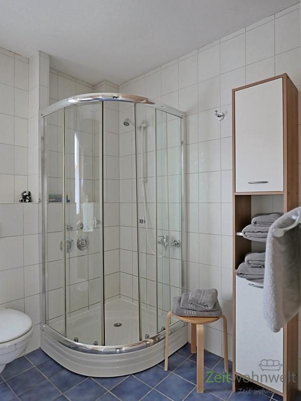 große Dusche im Bad