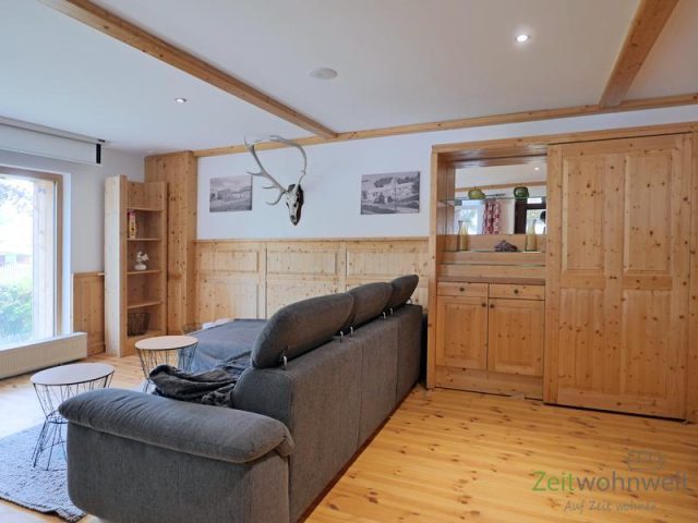 Sofa und Wandschrank