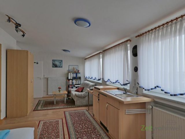 Blick zu Kleiderschrank und Sofa