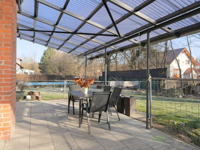 Überdachte Terrasse am Eingang