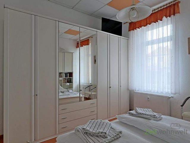 großer Kleiderschrank