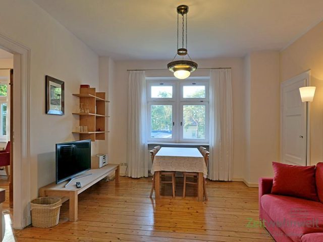 Wohnzimmertisch und TV