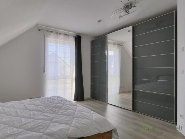 großer Kleiderschrank