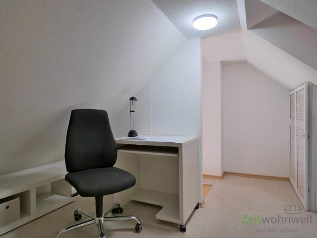 niedriger Arbeitsplatz im Spitzboden