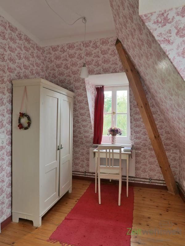 Kleiderschrank und kleiner Schreibtisch