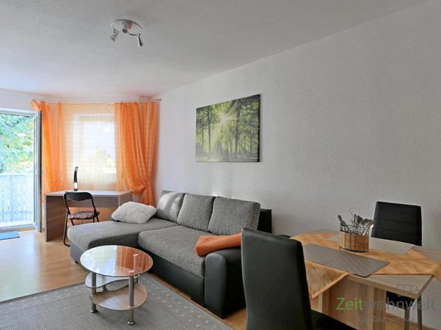 Couch und kleiner Esstisch