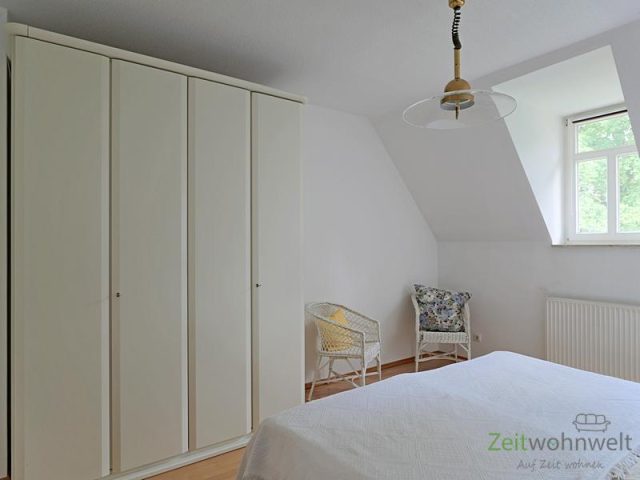 Kleiderschrank im rechten Schlafzimmer