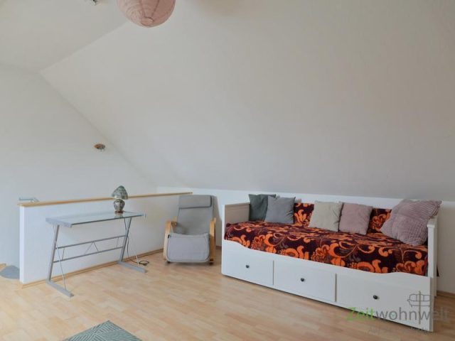 Schlafsofa, Sessel und Schreibtisch