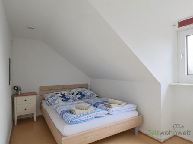 breites Bett unter der Schräge