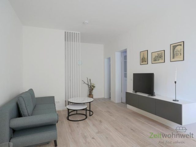 Blick zu Sofa und TV
