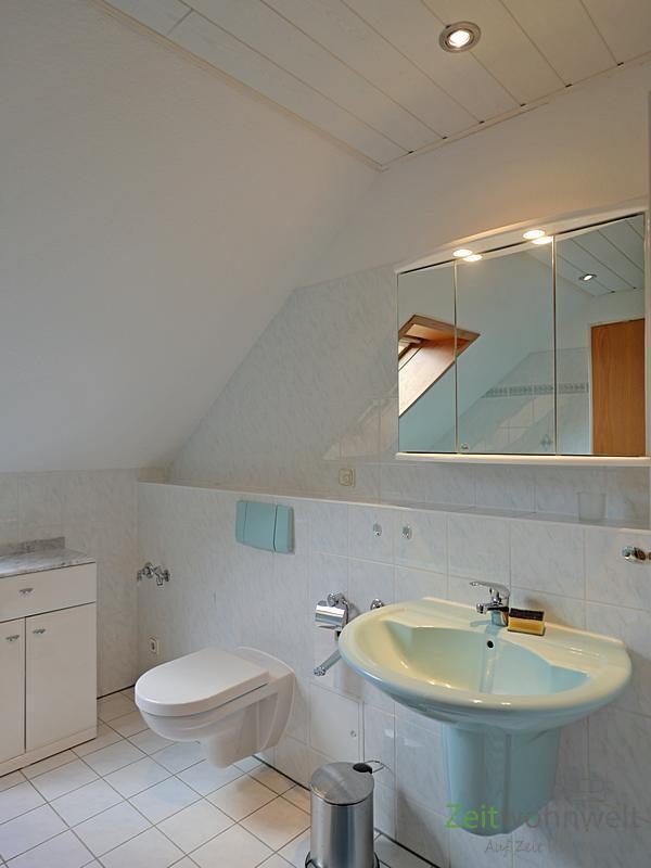 Waschbecken und WC