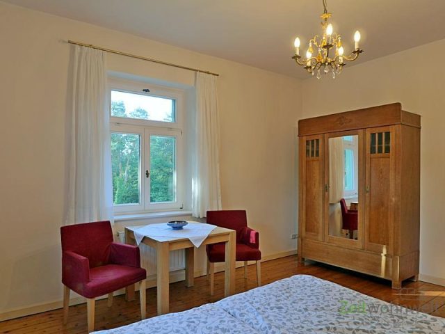 Tisch und Kleiderschrank