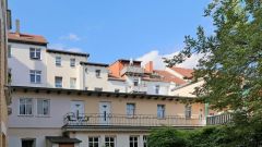 Zentrum, kleine kunstvoll möblierte Wohnung mit Freisitz im ruhigen Innenhof, Reinigung inkl.