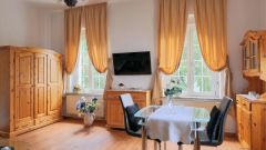 Blasewitz, preiswerte möblierte Wohnung mit Dusche und Wanne in denkmalgeschützter Villa